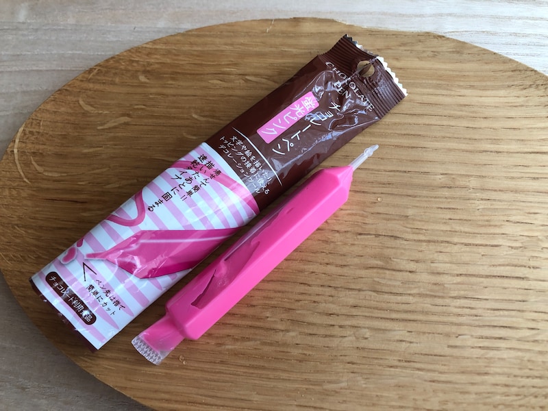 セリアの「チョコレートペン　蛍光ピンク」