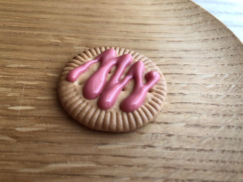 セリアの「フレーバー入り　ソフトタイプ　チョコレートペン　ストロベリー」の色はくすんだピンク