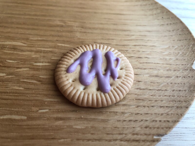 セリアの「チョコレートペン　パープル」はラベンダーのような色