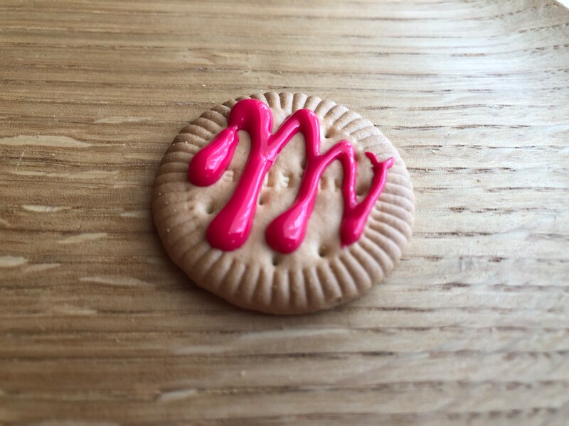 セリアの「チョコレートペン　レッド」は色が際立つ