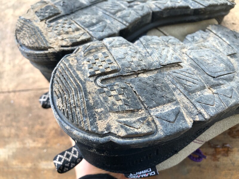 ワークマンの「DIA高撥水シューズ アーバンハイク」の靴底はゴムではないので全体的に軽い