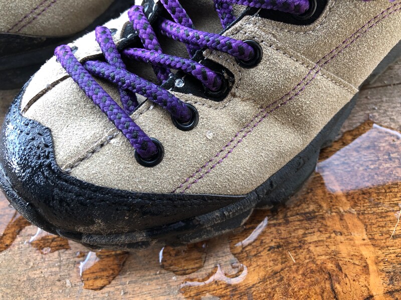 ワークマンの「DIA高撥水シューズ アーバンハイク」に水をかけてもスッと流れる