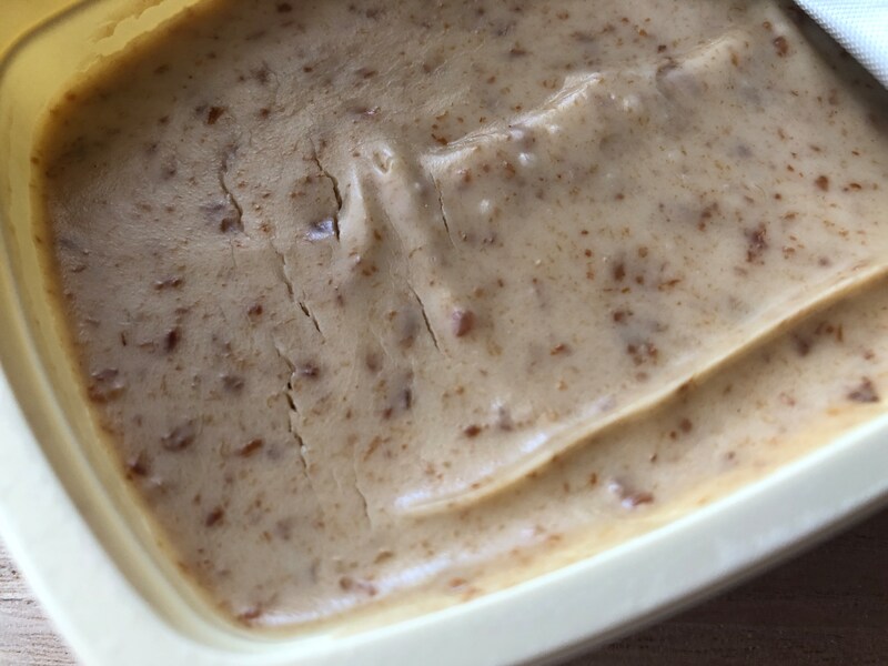 業務スーパーの「レーズンクリーム」は一見かたそうに見える