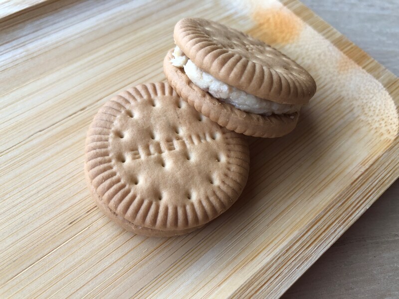 業務スーパーの「レーズンクリーム」を使ってビスケットサンド