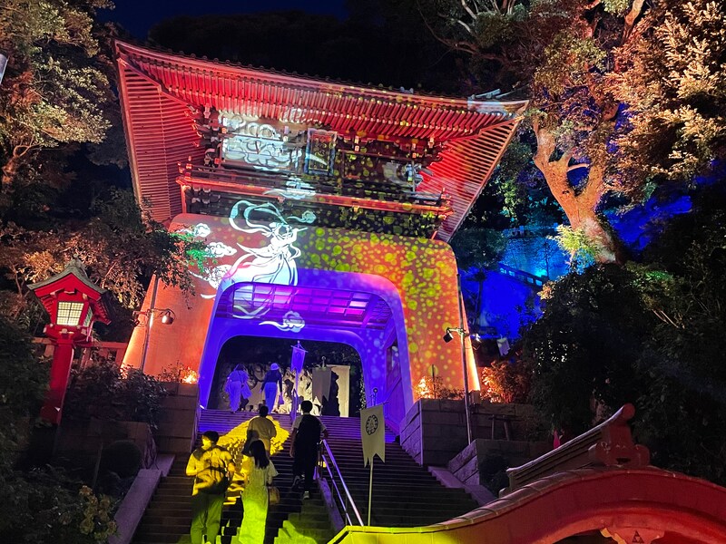 江の島に伝わる物語を光と音で演出するインスタレーション「光の絵巻」（写真は19時30分頃撮影）