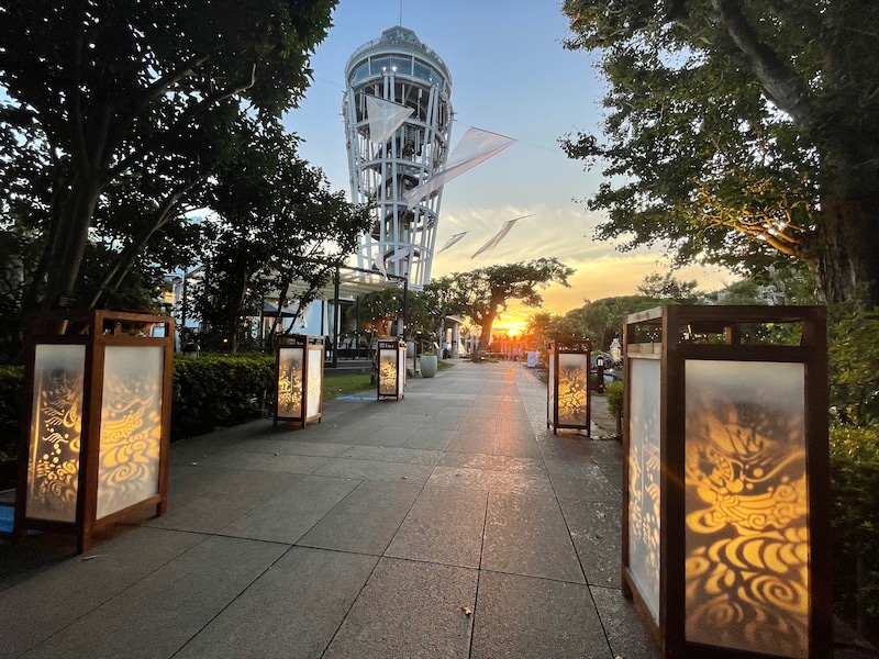 灯籠と展望灯台、西の海に沈み行く夕日