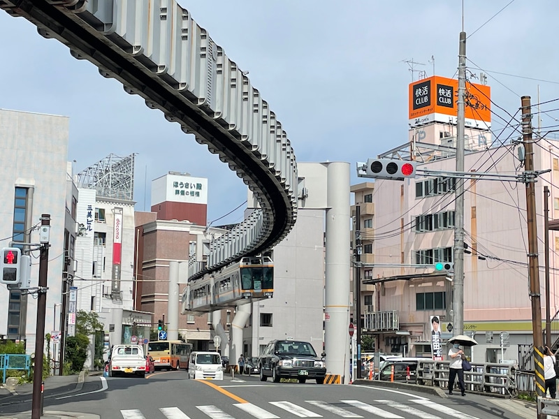 大船駅を出発し、S字カーブに差し掛かる湘南モノレールの車両