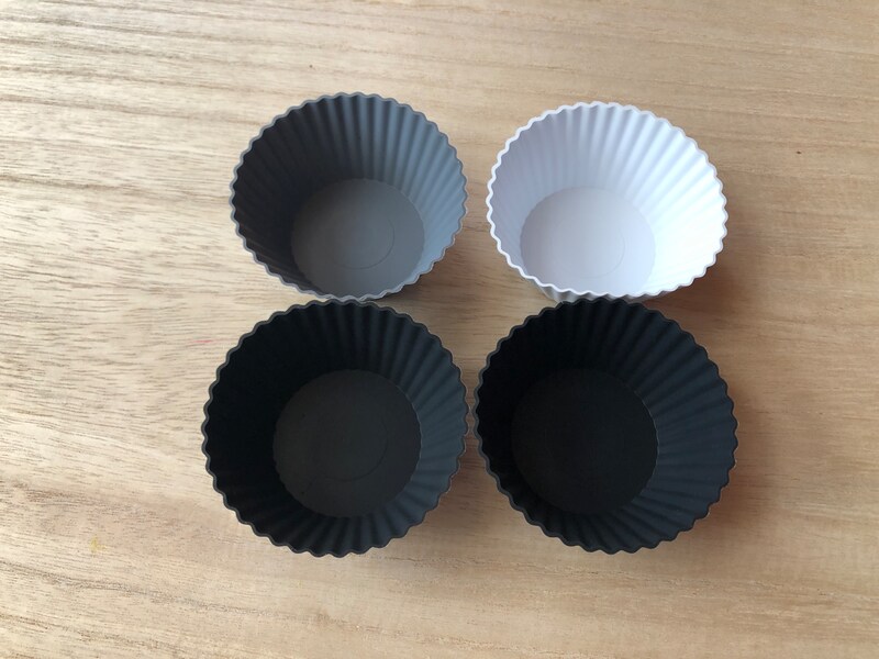 ダイソーの「シリコーンおかずカップ 8号」は4枚入り