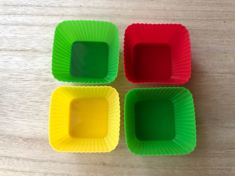 ダイソーのスクエア型の「シリコンおかずカップ」は赤、黄色、緑でカラフル