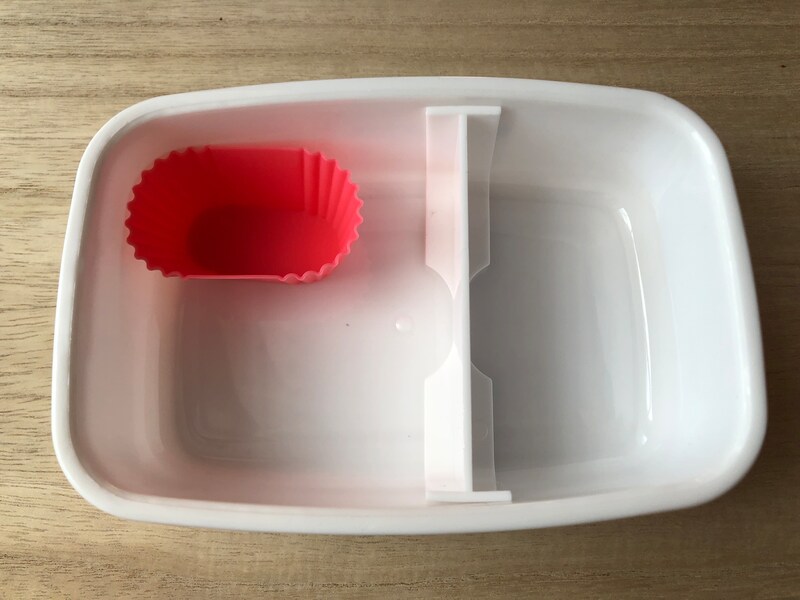 セリアの「シリコンおかずカップ 小判型 3個入」はお弁当箱の隙間にも入る