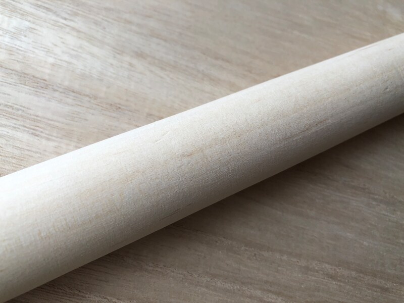 ダイソーの「木製めん棒」は、すべすべしている