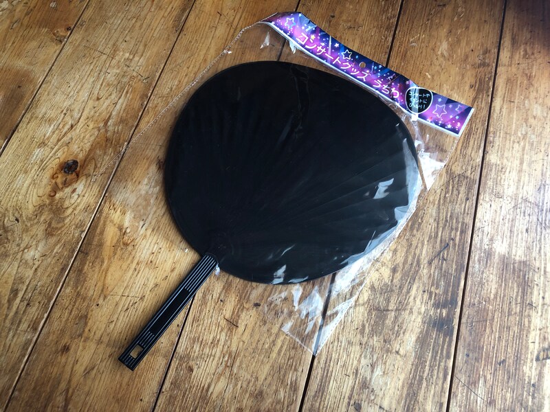 セリアの「コンサートグッズ　うちわ」