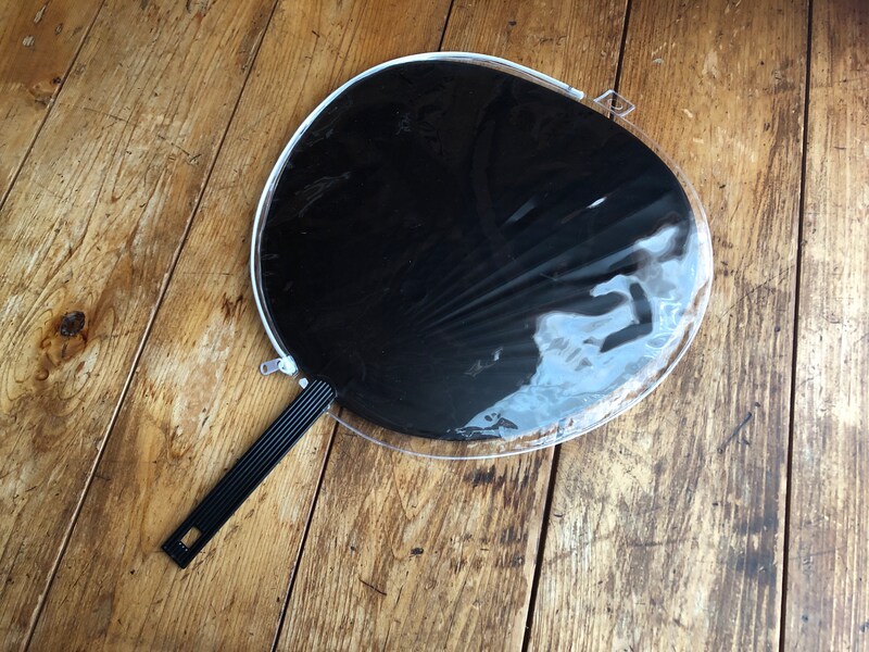 セリアの「横ファスナー付き　透明保護カバー」は厚みもあって、うちわをしっかり保護してくれる