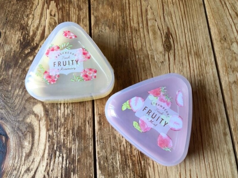 セリアの「FRUITY おにぎり型ケース」