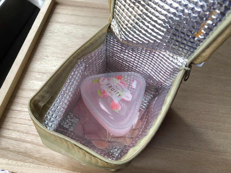 セリアの「キューブ型ランチバッグ」はおにぎりやパンなどを入れられる