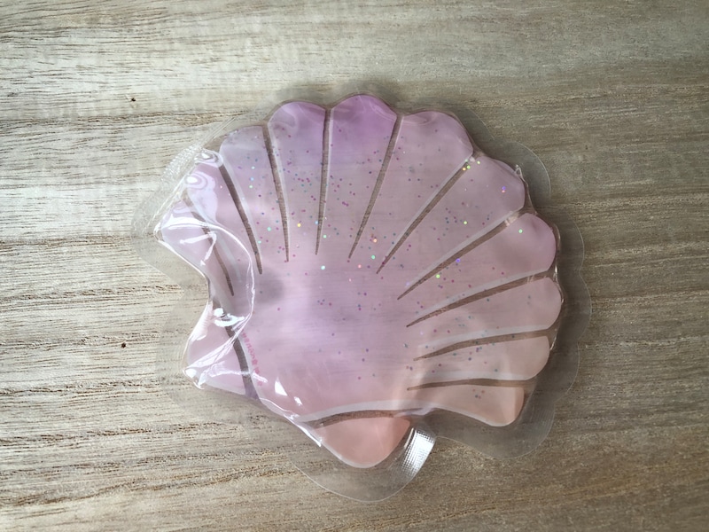 セリアの「ダイカットクールジェル　シェル」は冷凍庫で6時間ほど冷やしてから使用する