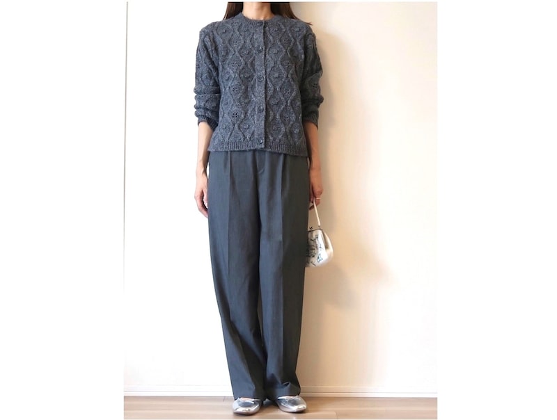 旬ボトムスのタックワイドパンツを合わせてワントーンのグレーコーデに