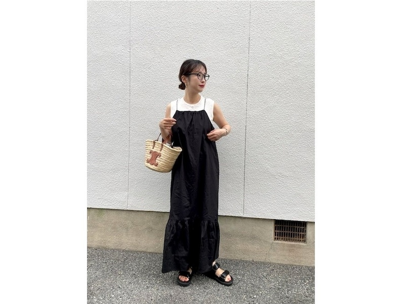 肩ひもの細いキャミソールワンピースは重ね着のアレンジもしやすい 出典:WEAR