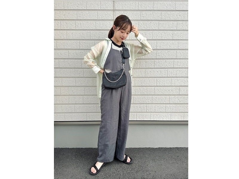 グレーのサロペットは少しクールなテイストで着られる 出典:WEAR