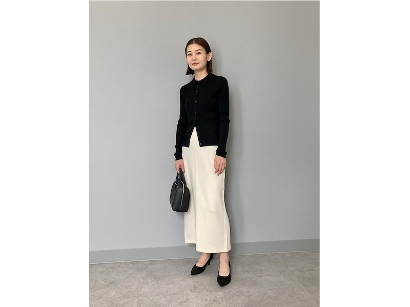 スカートと合わせて、今っぽさもあるきれい見えコーデに 出典:StyleHint