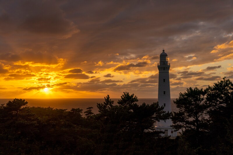 界 出雲には、日御碕灯台を眺める客室も。灯台が建つ海辺の散策もおすすめ