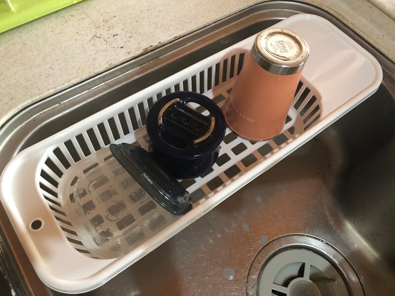 セリアの「シンク用水切り」の耐荷重は3kg。食器の重さに注意したい