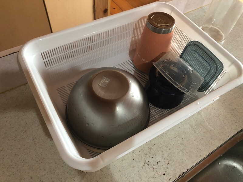 セリアの「Dish Drainer」と「Dish Drainer Tray」のセットはサイズが大きめなのでボウルも余裕をもって入る