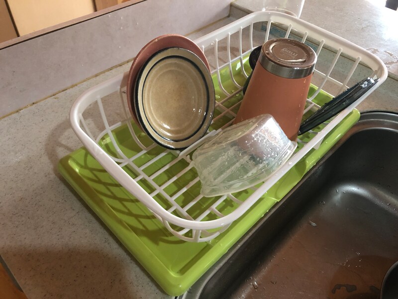 セリアの「フレッシュ　水切りバスケット　シンク用」はコップやお皿を入れるのにちょうどよいサイズ
