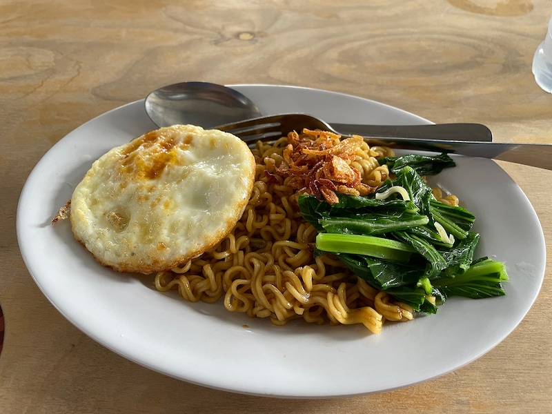 卵や野菜をトッピングした「ちょっといい感じ」のインドミー