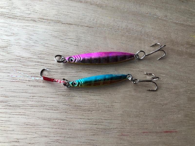 セリアの「マイクロジグ　ピンクゴールド5g」（上）、「マイクロジグ　ブルーゴールド3g」（下）