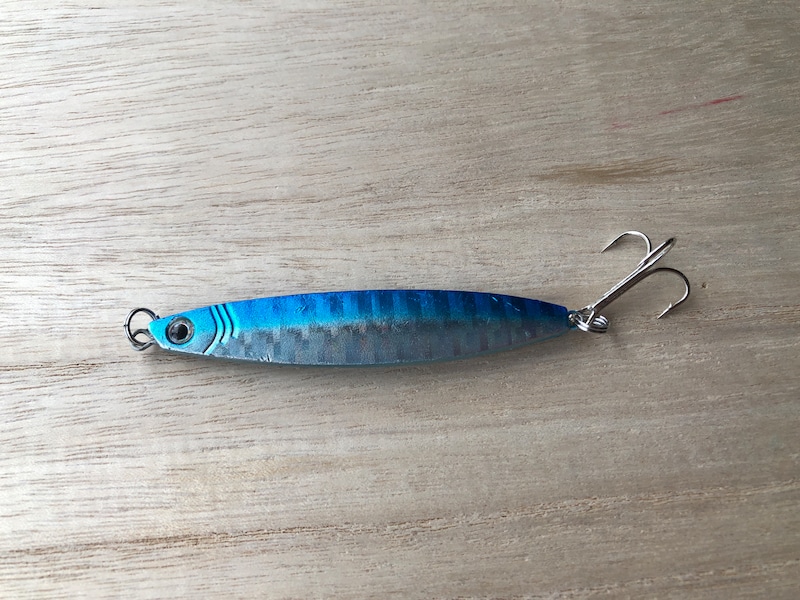 セリアの「メタルジグ 40g」は、ブリやサワラなどの大型の魚を狙える