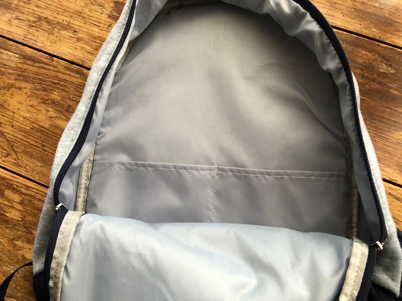 ダイソーの「リュック（スウェット生地）」は内側にポケットが2つある