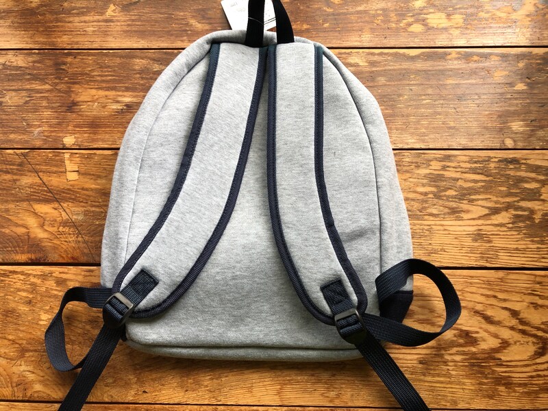 ダイソーの「リュック（スウェット生地）」はショルダーが太く肩への負担も少ない