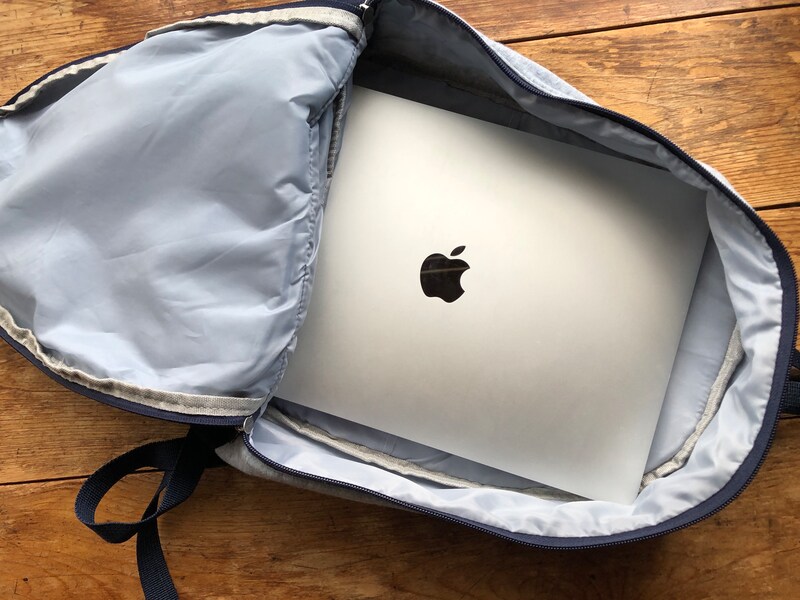 ダイソーの「リュック（スウェット生地）」は13インチのノートパソコンも入る