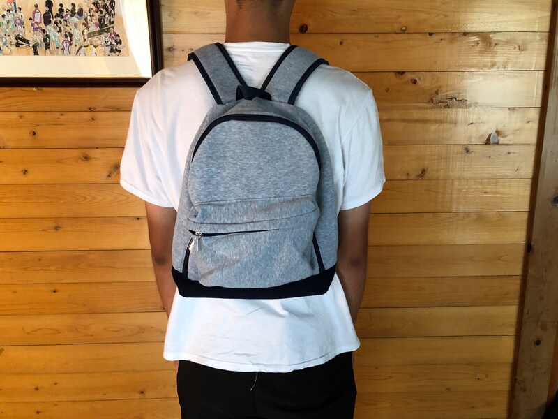 ダイソーの「リュック（スウェット生地）」を身長178cmの男性が使用した様子