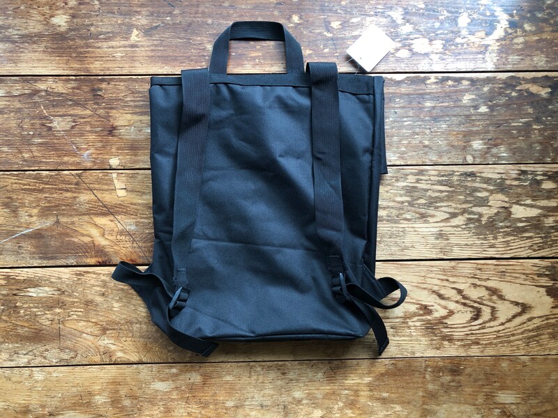 ダイソーの「リュックサック（フラット型）」のショルダーは長さ調整が可能