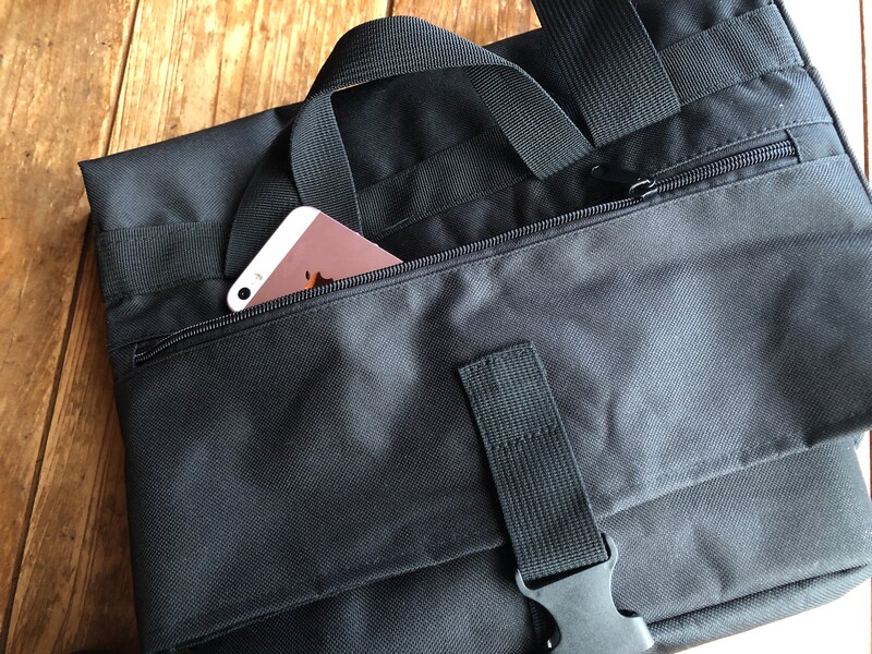 ダイソーの「リュックサック（フラット型）」は外側にポケットがある