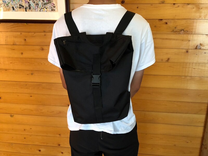 ダイソーの「リュックサック（フラット型）」を身長178cmの男性が使用した様子