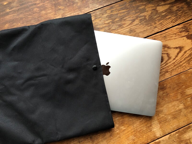 ダイソーの「リュックサック（フラット型）は13インチのノートパソコンも入る