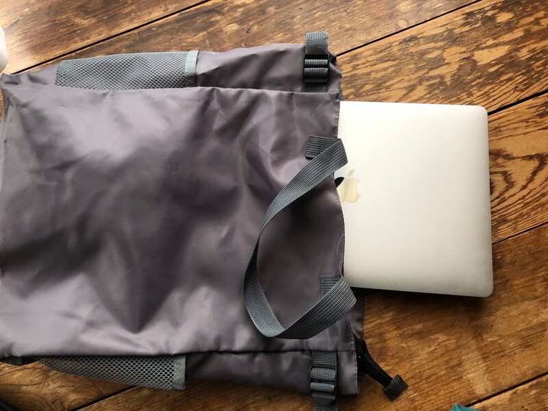 ダイソーの「リュック（2WAY）」は13インチのパソコンも入る