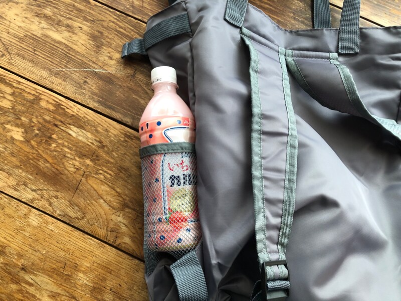 ダイソーの「リュック（2WAY）」は両サイドにポケットあり