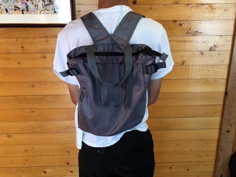 ダイソーの「リュック（2WAY）」を身長178cmの男性が使用した様子