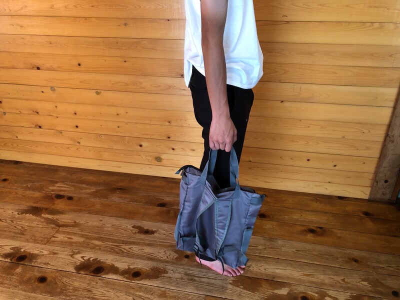 ダイソーの「リュック（2WAY）」を身長178cmの男性がトートバッグとして使用した様子