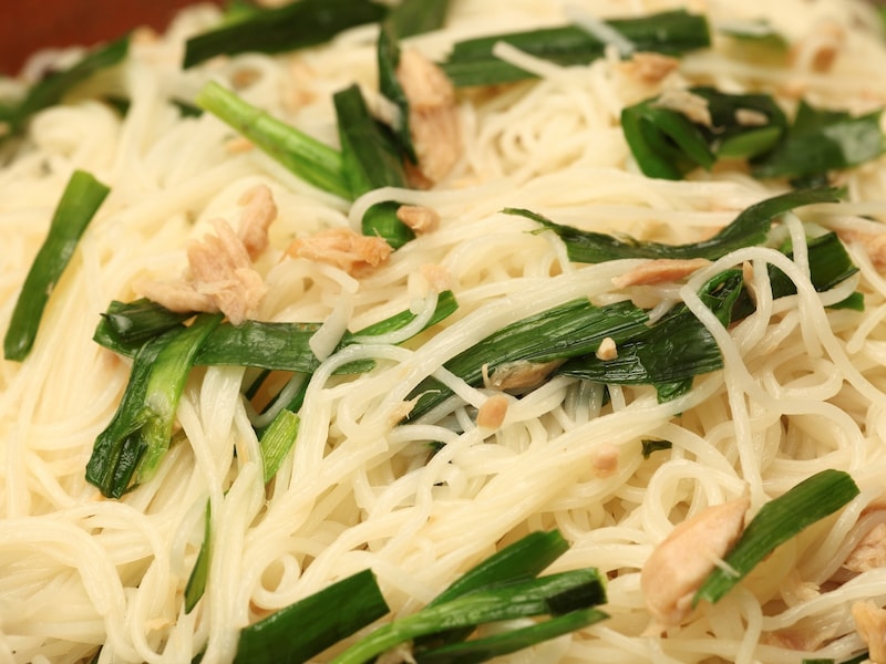 沖縄の台風食、ソーメンチャンプルー。軽くゆでたソーメンにツナ缶を合わせて炒めるだけでおいしい (C)OCVB