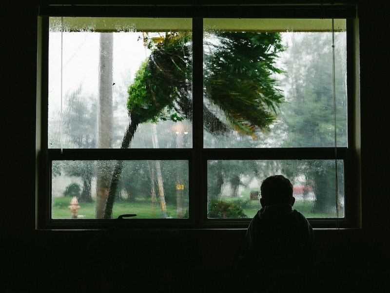 外が気になっても外出は厳禁。ドアや窓を開けた途端、激しい風が吹き込んでくることも