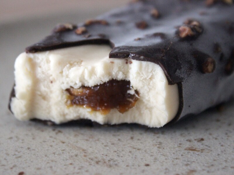 ローソン「imperfectナッツ香るアーモンドプラリネアイス」