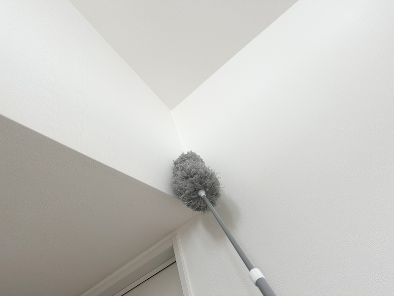 高い位置の壁掃除ができるダイソー伸縮式ダスター