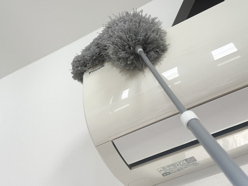 伸縮式ダスターの先を曲げてエアコンの上の掃除がラクに