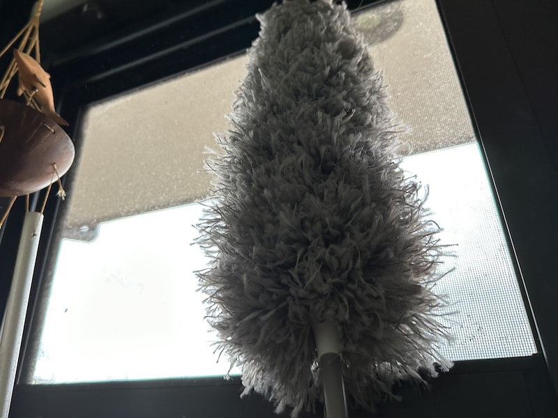 網戸掃除もできるダイソー「伸縮式ダスター」