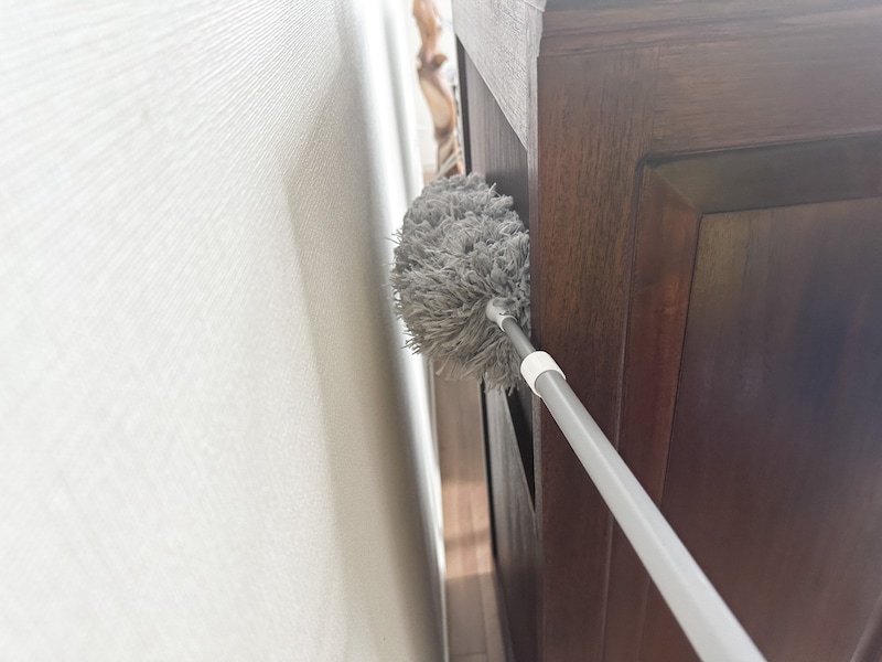 ダイソーおすすめ伸縮式ダスターで家具の裏掃除
